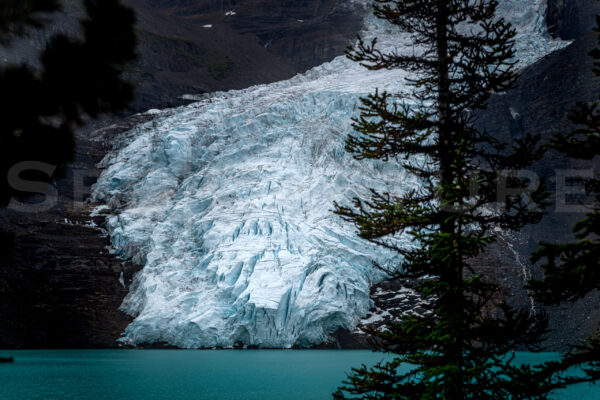 Large glacier in front of a blue lake